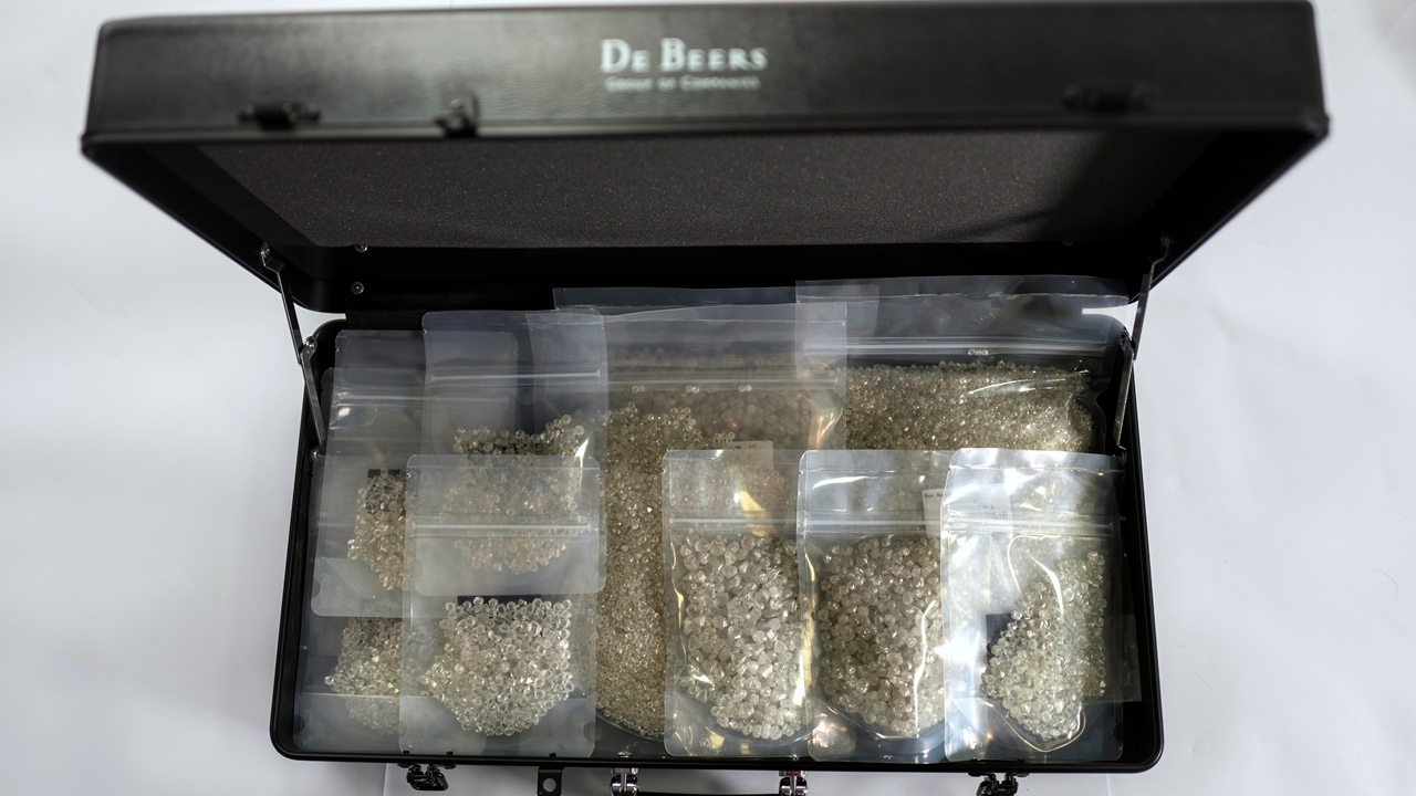 La De Beers commencera à donner les pays d'origine via Tracr